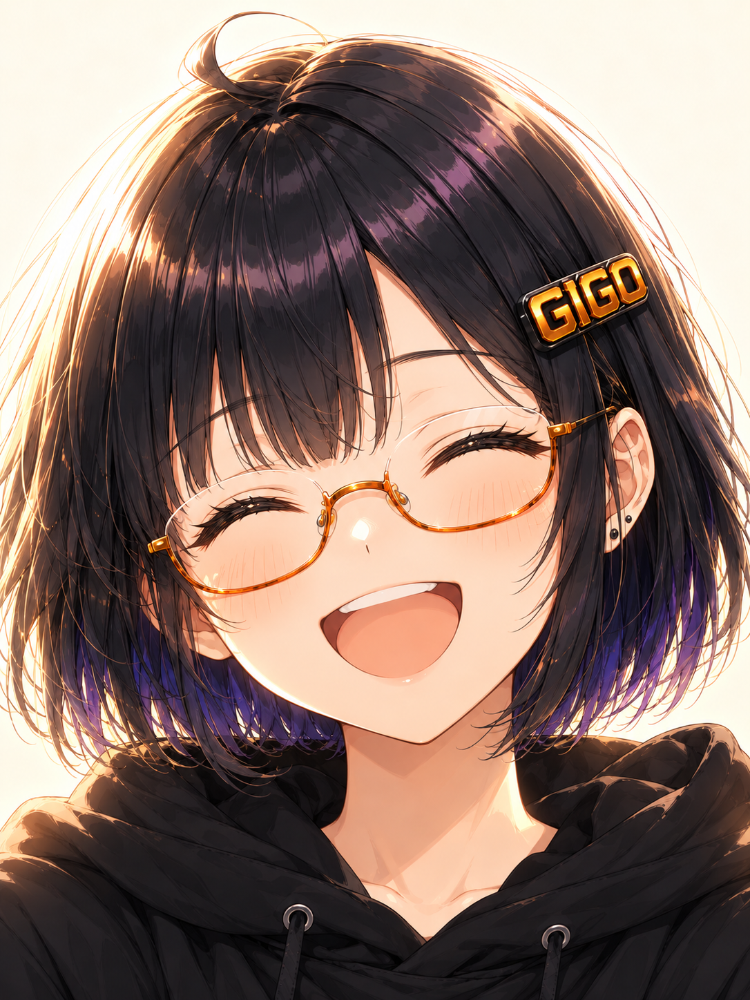 目を閉じ、満面の笑顔を見せる情サビちゃん。アンバーのアンダーリム眼鏡とGIGOヘアピン。